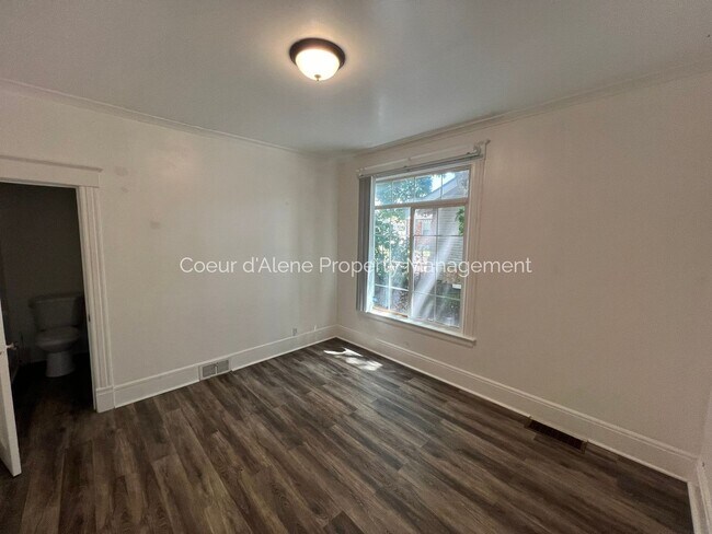 Building Photo - 311 E Foster Ave