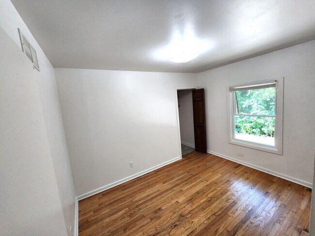 Building Photo - 120 S Park St