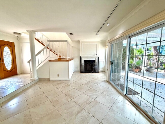 Building Photo - Great location in Lake Forest!