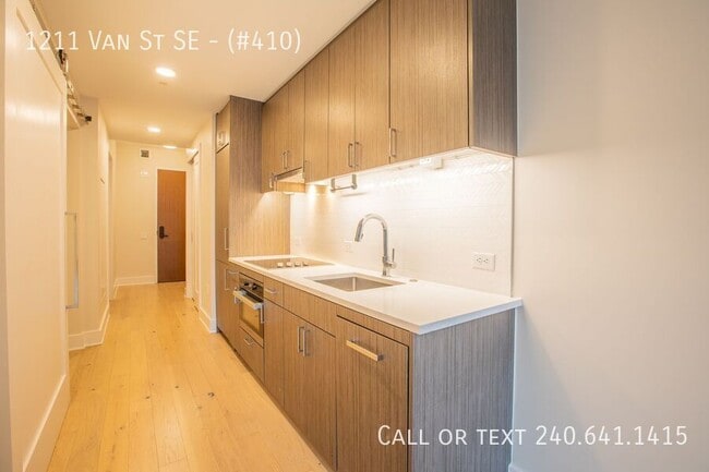 Building Photo - 1211 Van St SE