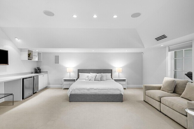 Building Photo - 1620 Lands End Rd