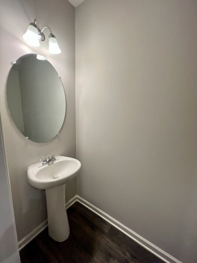 Building Photo - 3 Bed 2.5 Bath Townhome, Minutes from I-24 & The Avenue!