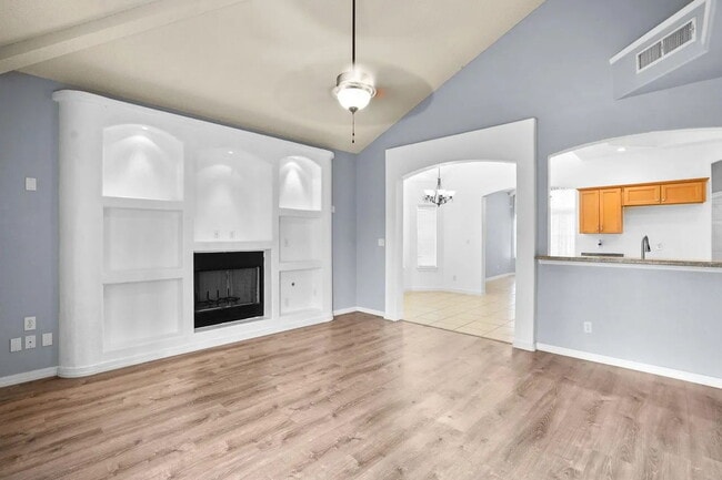 Building Photo - "Charming 3-Bedroom Retreat with 2 Full Ba...