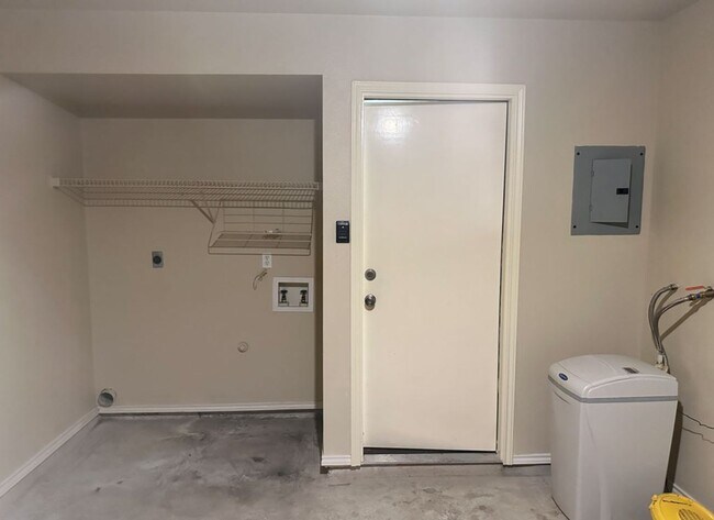 Building Photo - 3 BD/2.5 BA AVAILABLE IN GATED COMMUNITY I...