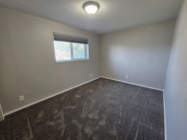 Building Photo - Spacious 4 Bed Bountiful Home | Central Location & Covered Parking