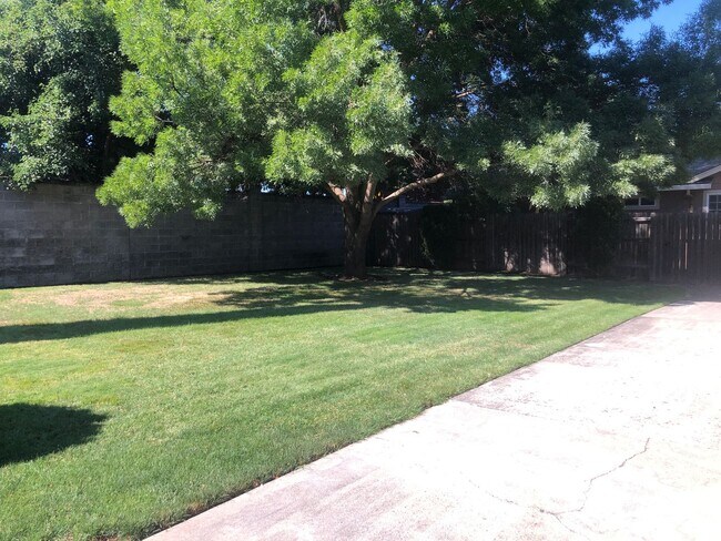 Building Photo - This beautifully maintained 3 bedroom, 2 b...