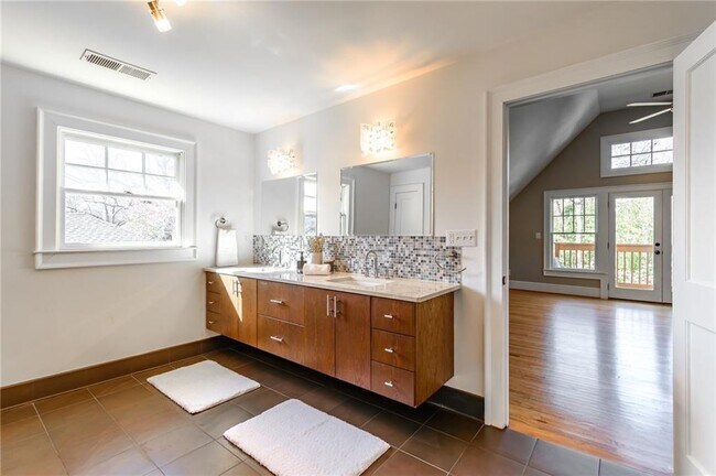 Building Photo - 628 Cooledge Ave NE