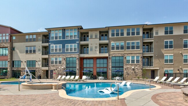 Building Photo - 501 Summit Blvd