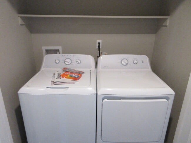 Building Photo - Move-In Discount - 3 bedroom, 2.5 bath - Heart of Cedar City!