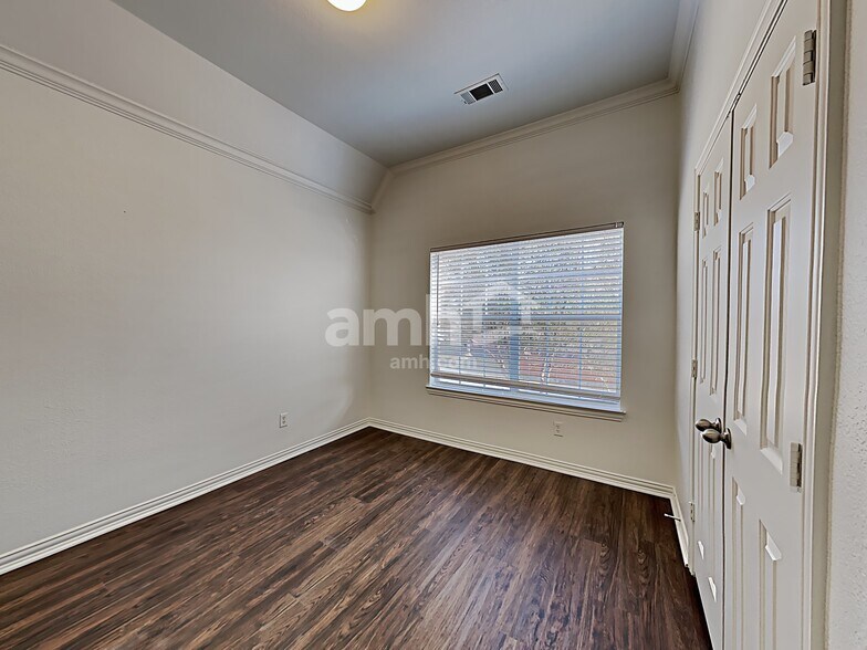 Building Photo - 5805 Kiger Dr