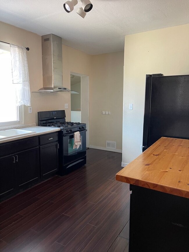 Building Photo - 3 Bedroom 2 Bath home