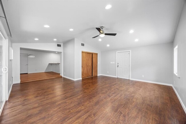 Building Photo - 4611 Lennox Dr