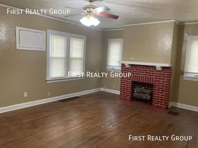 Building Photo - 2926 Catalpa Dr.