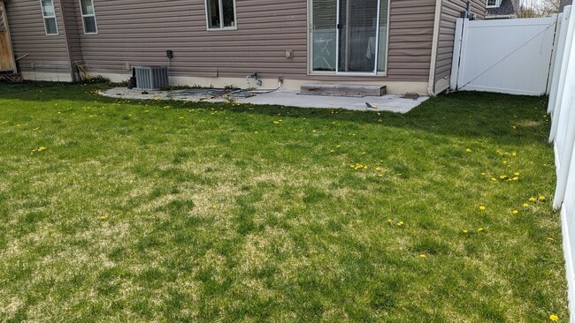 Building Photo - 3 Bed 2.5 Townhome
