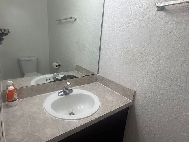 Building Photo - LARGE Single family home in Poinciana