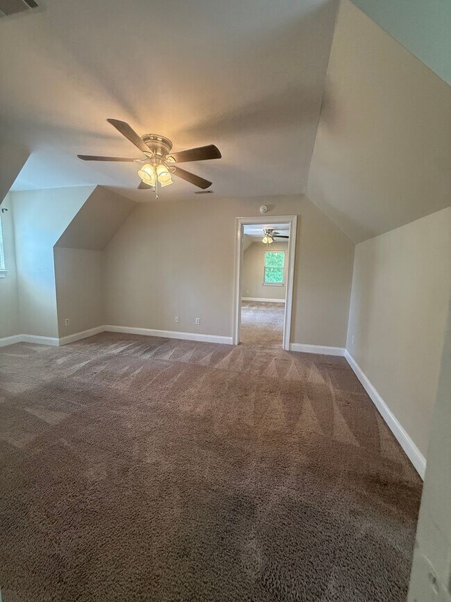 Building Photo - 4bd 3b off N Lee Hwy!