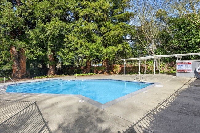 Building Photo - Freshly Renovated Single-Family Townhouse for Rent