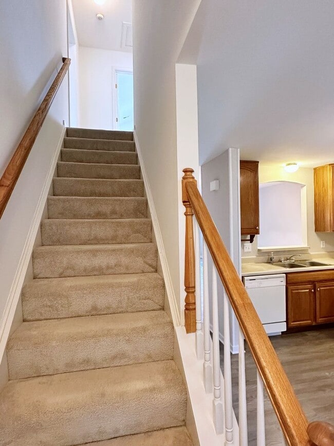 Building Photo - 4 Bedroom Townhouse Near Chesterfield Cour...