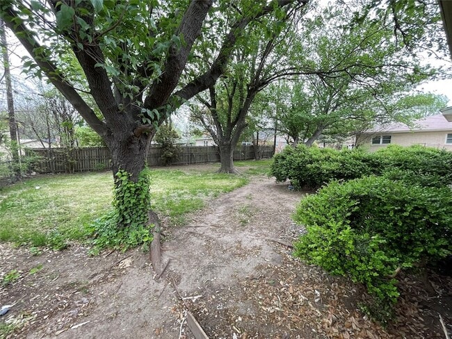 Building Photo - 905 La Salle Dr