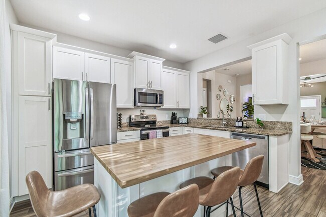 Building Photo - 109 W Hollywood St