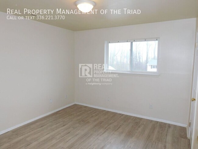 Building Photo - Spacious 2 Bedroom Apartment at Parker Place