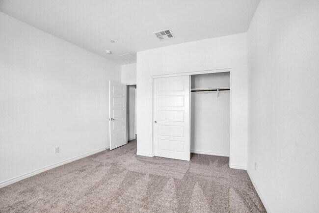 Building Photo - Stunning Home Located in the Desirable Bla...