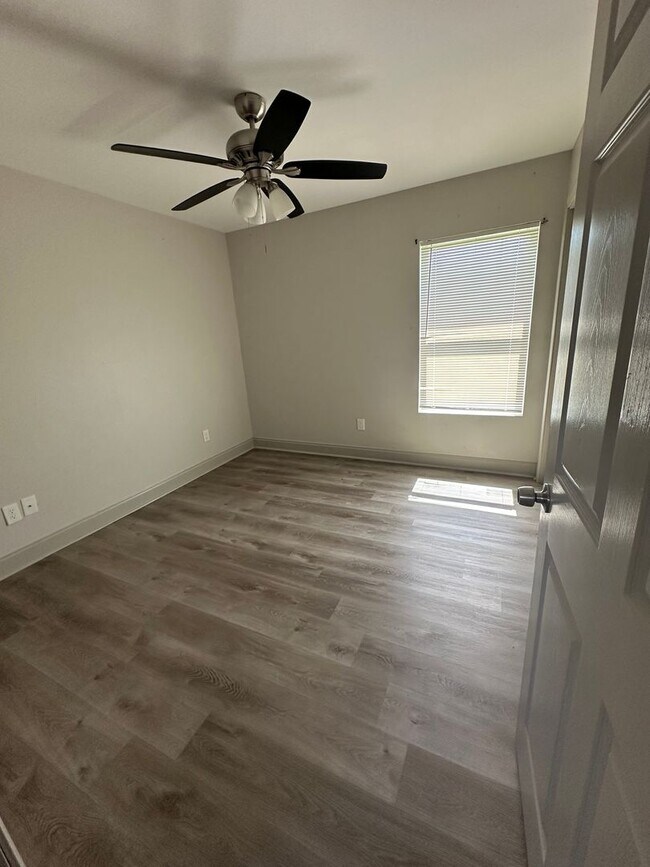 Building Photo - Like New 3 Bedroom 2 Bathroom Home