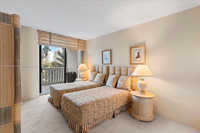 Building Photo - 2000 Island Blvd