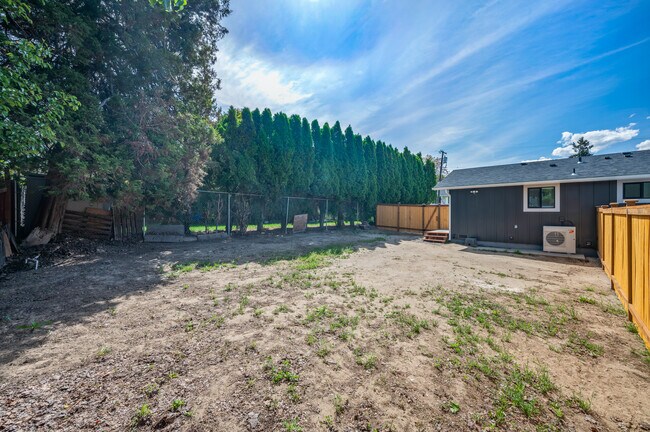 Building Photo - 1301 Clements Cir