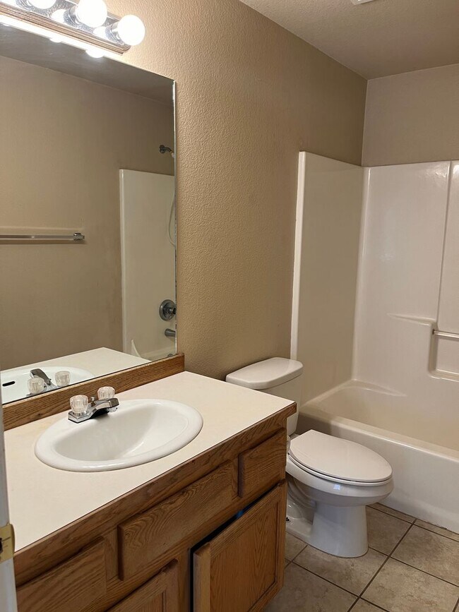 Building Photo - Beautiful 4 bedroom 2 bathroom single family house with Fenced backyard and 3 car garage