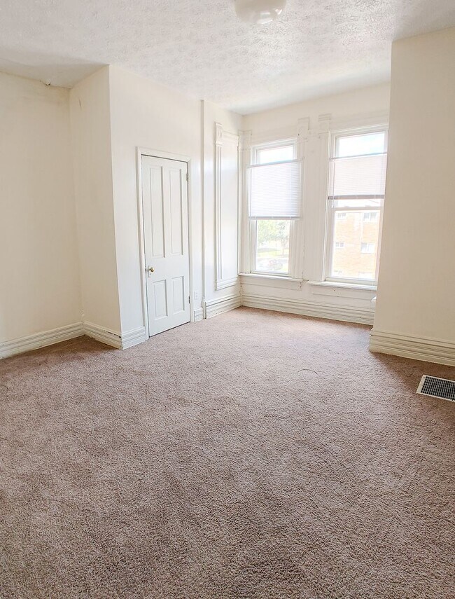 Building Photo - COMPLETELY UPDATED!! 2 bed/1 bath Close to Wexner Medical Center!