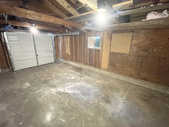 Building Photo - 3 Bedroom conveniently located near the thriving Twin Aire neighborhood