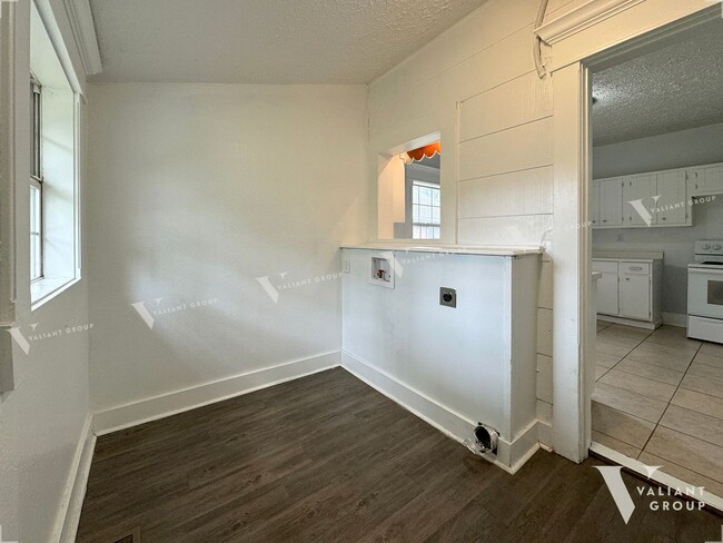 Building Photo - Cozy Bungalow-Style Three-Bedroom, One-Bat...