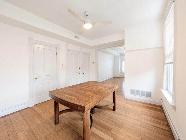 Building Photo - 2025 W Coulter St