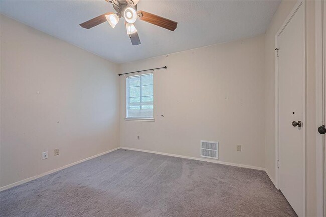 Building Photo - 3812 Redbud Dr