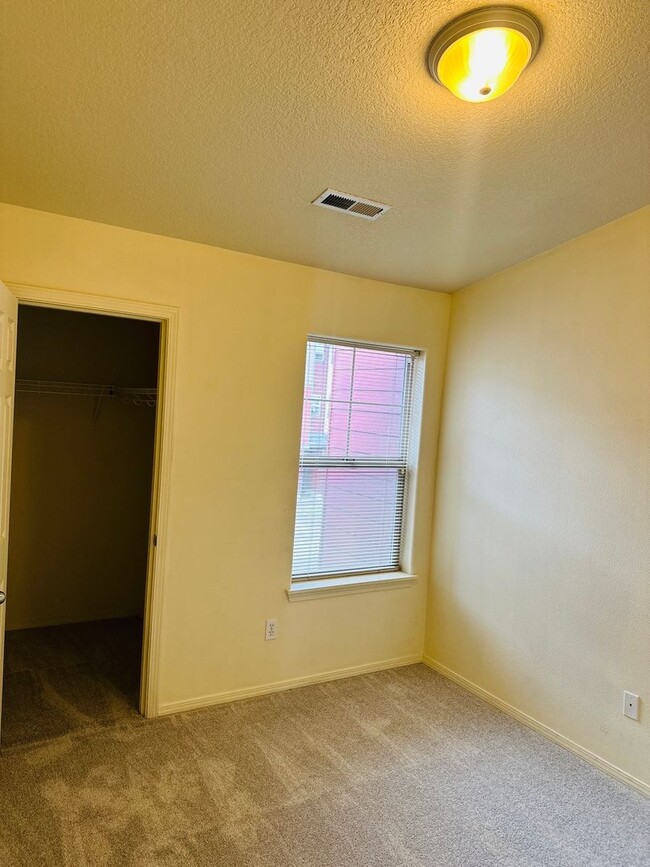 Building Photo - Charming and Updated Townhome in Convenien...