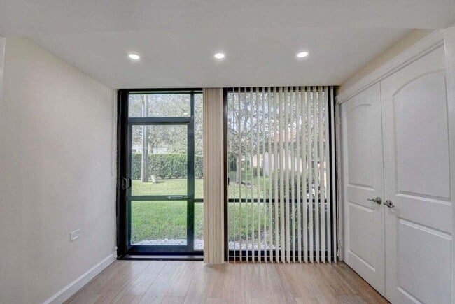 Building Photo - 400 Club Cir