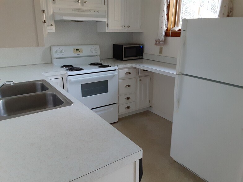 Kitchen - 104 E Clearview Ave