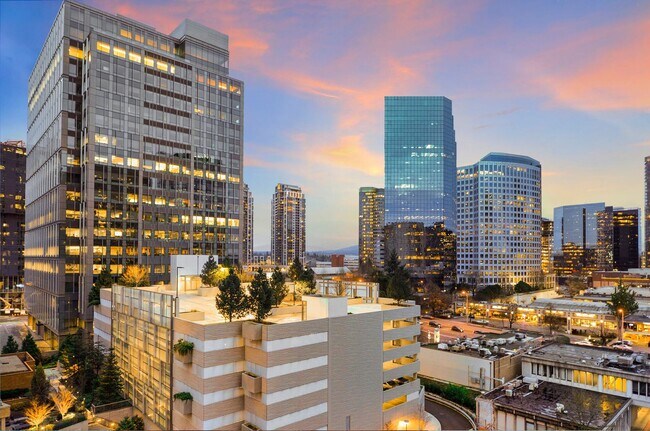Building Photo - Luxury unit in Washington Square. Water/ga...