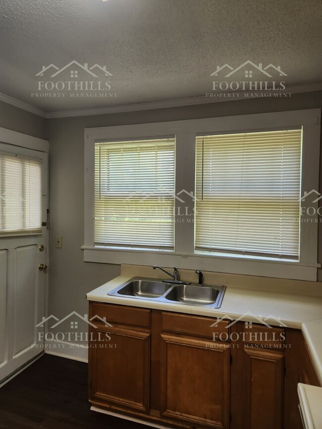 Building Photo - Cozy 1 Bed Duplex with Original Hardwood F...