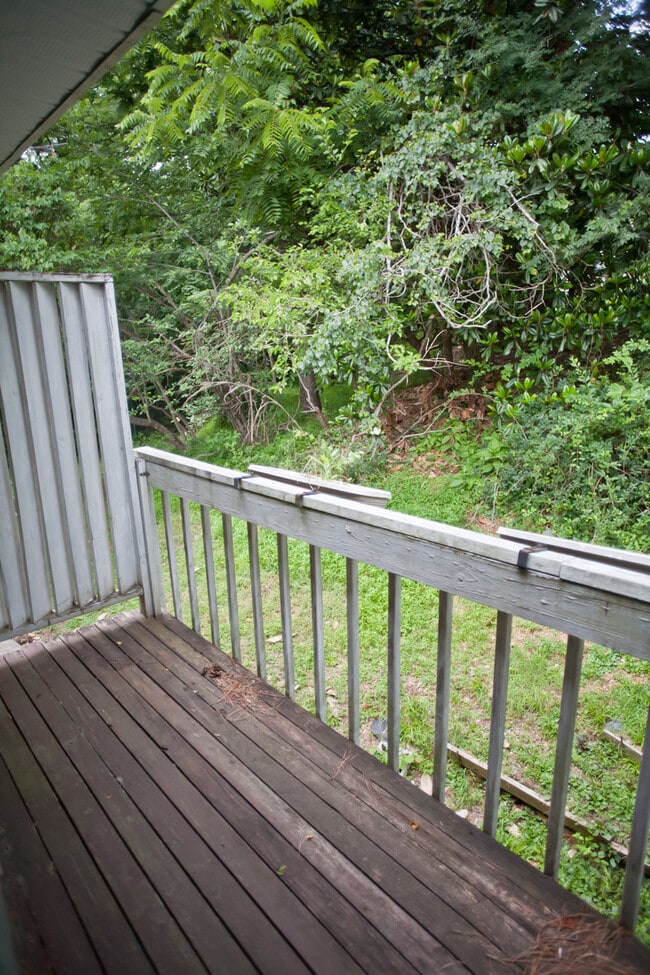 Building Photo - Two Bedroom Condo Minutes from Downtown!