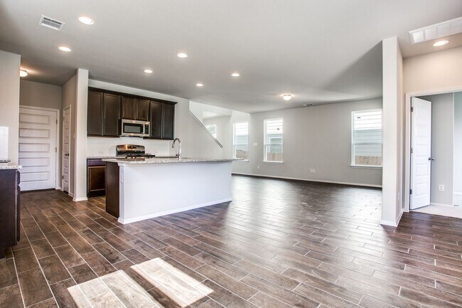 Building Photo - Newer cottage home in Cloverleaf community...