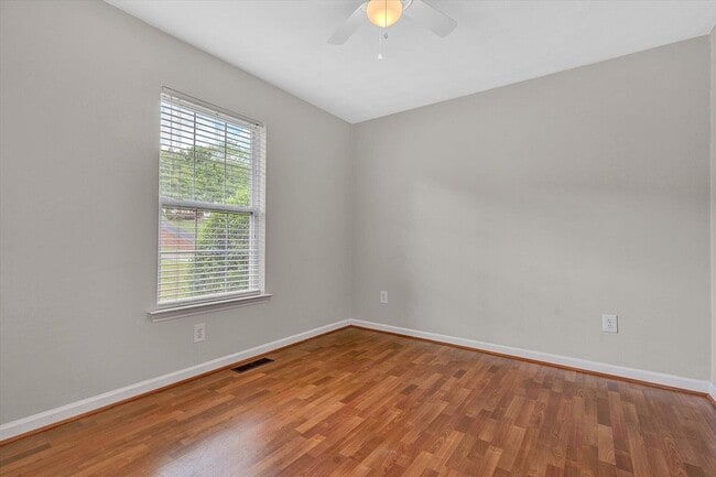 Building Photo - 535 Hillview Dr