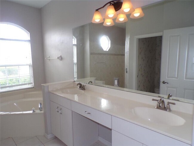 Building Photo - 2732 Royal Palm Dr