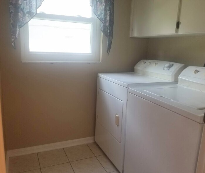 Interior laundry room - 2908 Shannon Cir