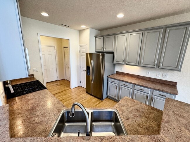 Building Photo - 3-Bedoom 1-Story Condo In Eagle Pointe! St...
