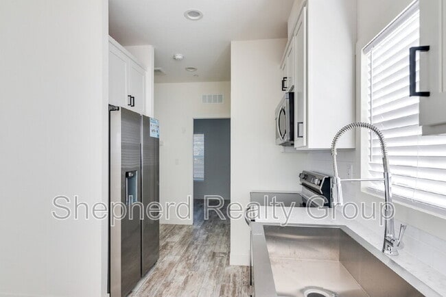 Building Photo - 15914 Dauchy Ave