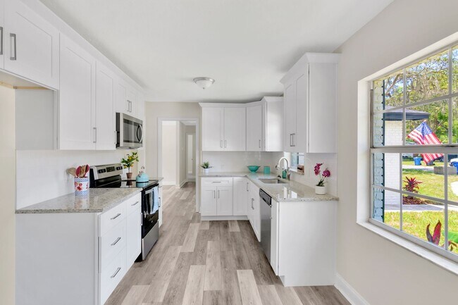 Building Photo - Remodeled Pool Home in the Heart of Brandon, FL