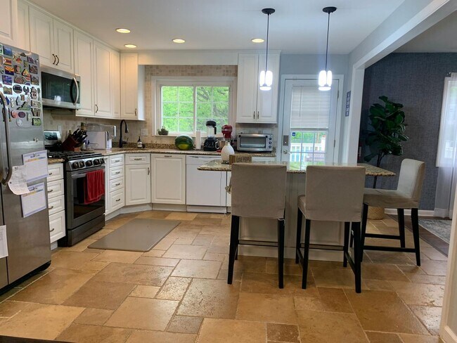 Building Photo - Large House in Cherry Hill East