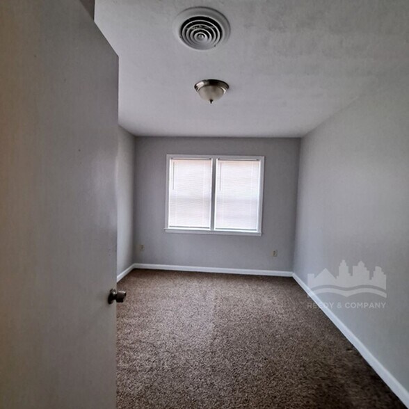 Building Photo - 3743 Lakehurst Dr